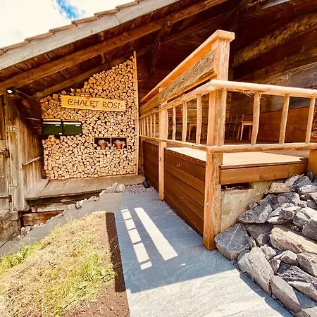 Chalet Roesi - Ferienwohnung Mit Hot Pot & Bergsicht *